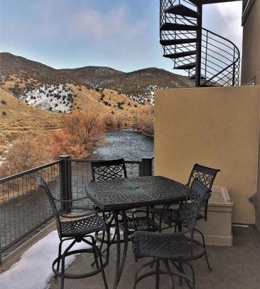 Riverfront Condo With Balcony, King Bed Str#267