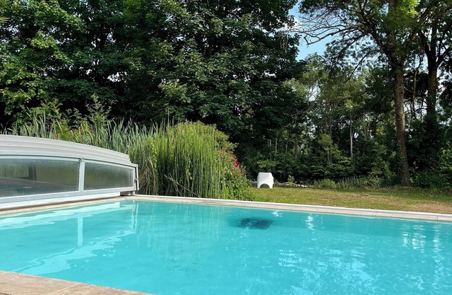 Riverfront gîte in 3ha park with swimming pool, tennis court