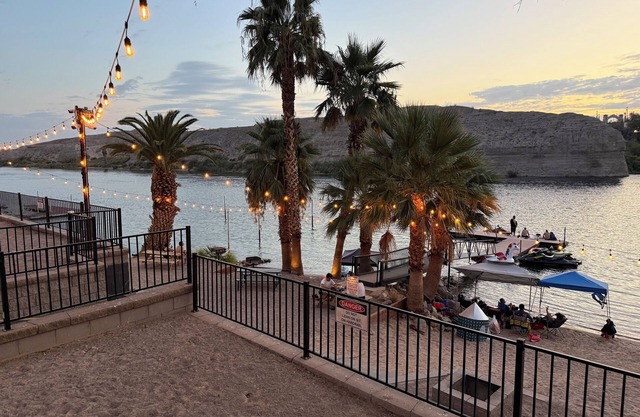 RIVERFRONT HIDEAWAY YOU CAN WALK RIGHT OUT TO THE BEACH!