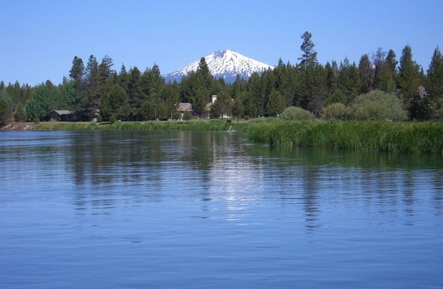 RIVERFRONT Home on the Big Deschutes, 4 miles southwest of Sunriver Resort