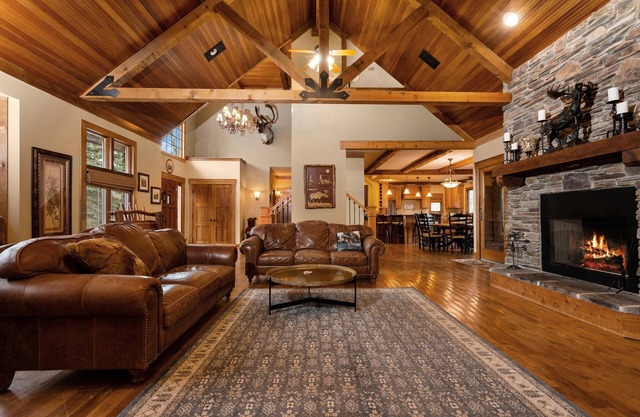 [Riverfront Lodge] ~ Downtown Bellaire ~ Walking Distance to Short's& Downtown!