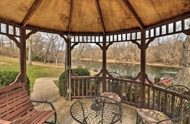 Riverfront Luxury Haven, Near Trails & Attractions