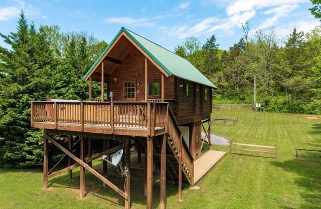 Riverfront! Mountain views 4 Miles to Luray Caverns hot tub! at Line cabin