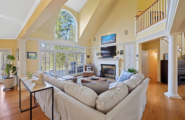 Riverfront Six Bedroom Home, fully-equipped for a memorable stay!