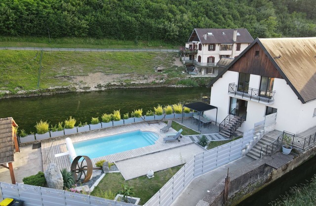 Riverfront villa, large private heated pool, SPA Jacuzzi