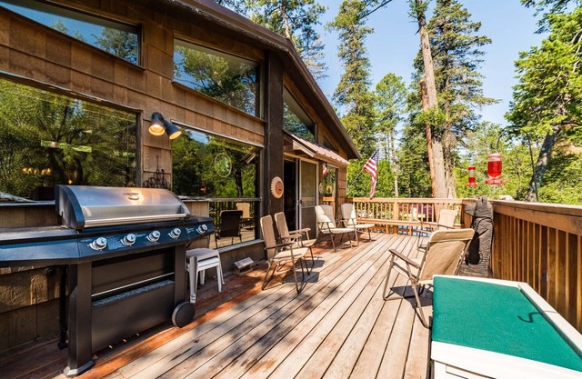 RiverRidge Getaway: 3 Bedroom, 3 bath Upper Canyon Cabin on the River!