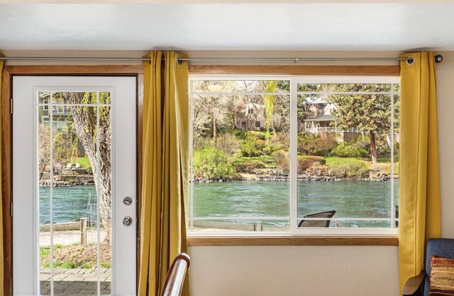 "Riverrun Retreat" Cottage along the Deschutes River, near Downtown Bend