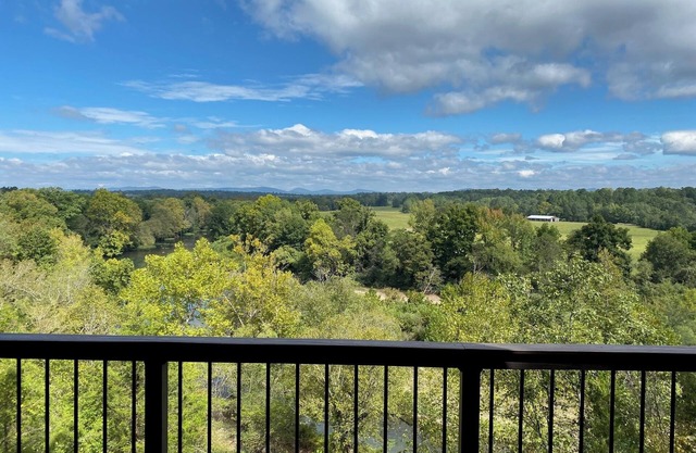 “Rivers Bend: Stunning Views & Vibrant Fall Colors Await You”