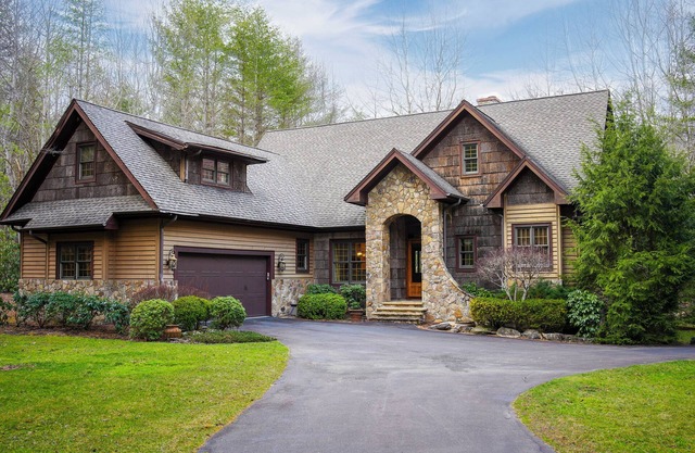 Rivers Edge Lodge - Luxury Mountain Home Located Directly on Pristine River