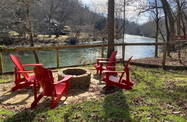 Rivers Edge - Right on Toccoa River | Hot Tub | Riverside Deck | Fire Pit | Woodburning Fireplace