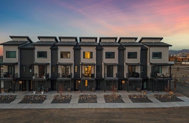 Rivers & Ridges Basecamp – Stylish 3BR Townhome Near Adventure & Wineries!