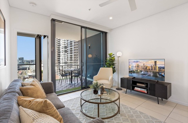 Riverside 2-Bed by Brisbane's Landmarks with Pool