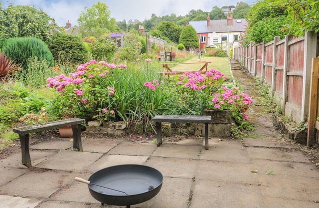 RIVERSIDE COTTAGE, pet friendly, with a garden in Ambergate