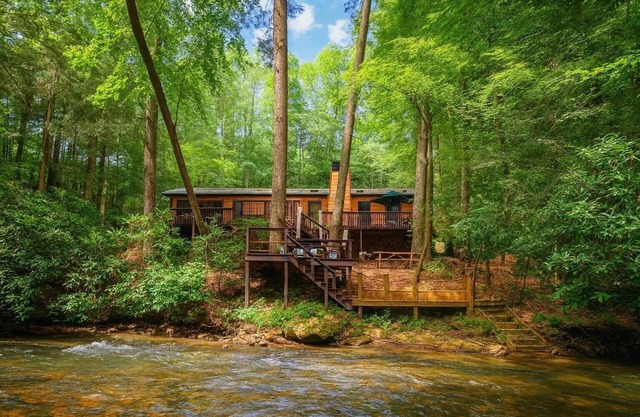 Riverside-Dog Friendly-Fenced Yard-King Suites-Hot Tub-10 Minutes to Downtown