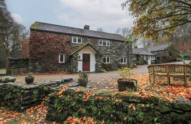 RIVERSIDE, family friendly, with hot tub in Kendal