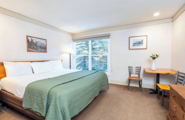 Riverside Hotel Room at the Affordable Mountainside Inn