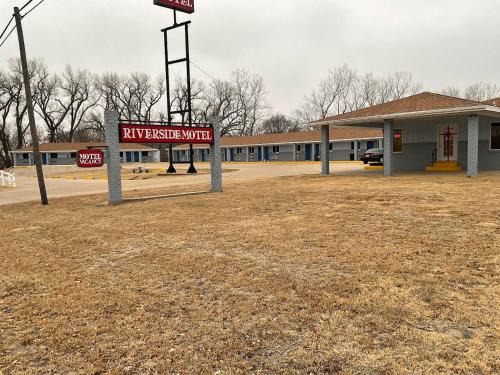 RIVERSIDE MOTEL