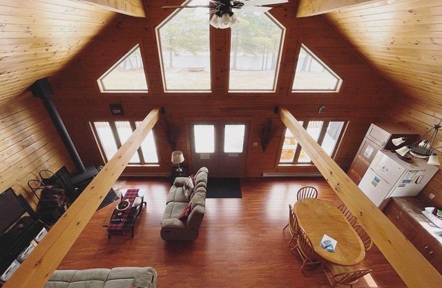 Riverside Retreat Killaloe-Log Cabin with Hot Tub!