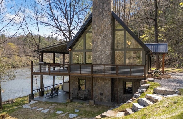 Riverside Retreat - Luxury river house with 7 person hottub