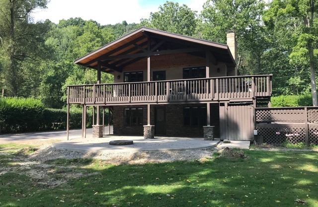 Riverview Lodge - Riverfront Home with Hot Tub