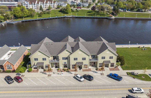 Riverwalk Retreat - Riverfront 3BR Condo w/Jacuzzi & Lake Michigan Views