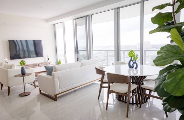 Riviera Beach. Elegant 2BR Retreat w Oceanview