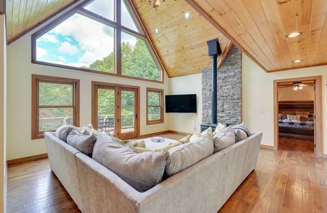 Roan Mountain Home w/Deck Near Appalachian Trail!