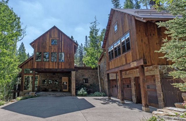 Robber's Roost- Sprawling, Ski In/Out, Arcade, Pool Table, & More!