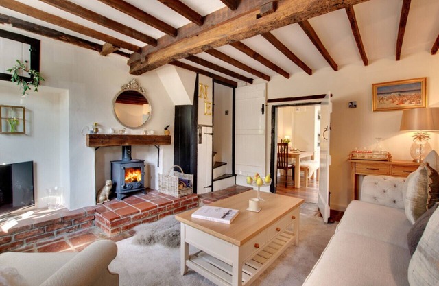 Robin Cottage - Two Bedroom House, Sleeps 4