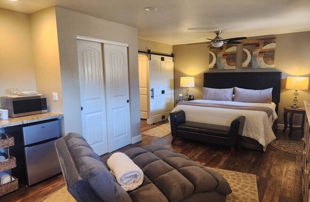 Robin's Red Rock Getaway Suite B