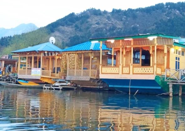 Robinhood Houseboat, Srinagar