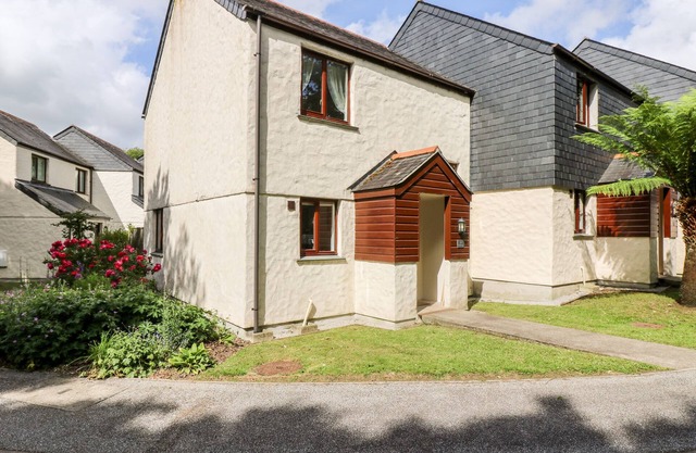ROBINSWOOD, pet friendly, with a garden in Falmouth