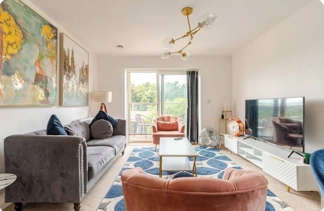 Rochester - 2 Bed - Sleeps 4 - Balcony - Parking