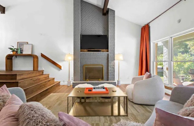 Rock House Retreat w/hot tub and fireplace. Pet Friendly!