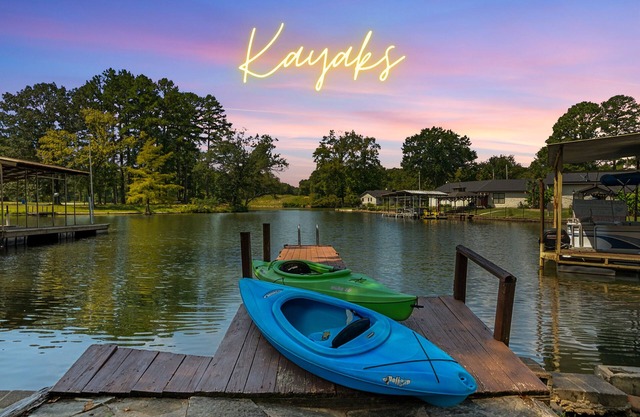 Rock N’ Roll Lake Haus: Lakefront, Kayaks, Decks