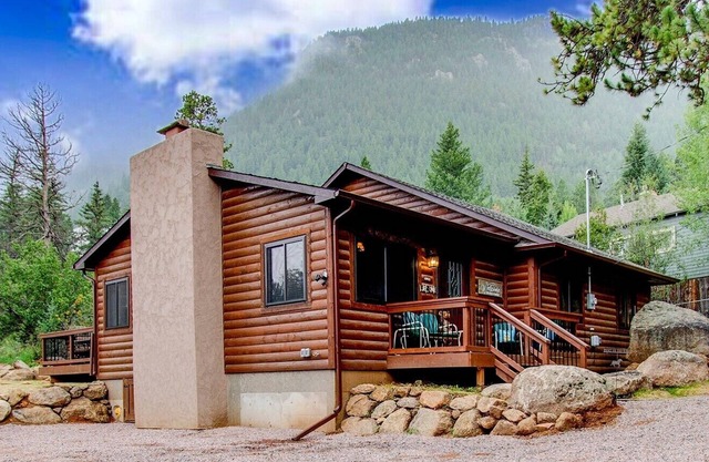 Rockhaven Retreat with HOT TUB & EV Charger