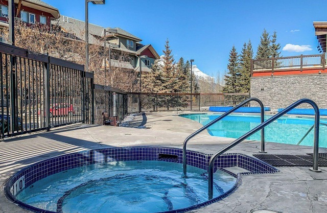 Rockies View Soak- hot tub, pool, free parking, view, 3BR, sleeps 10 -TL