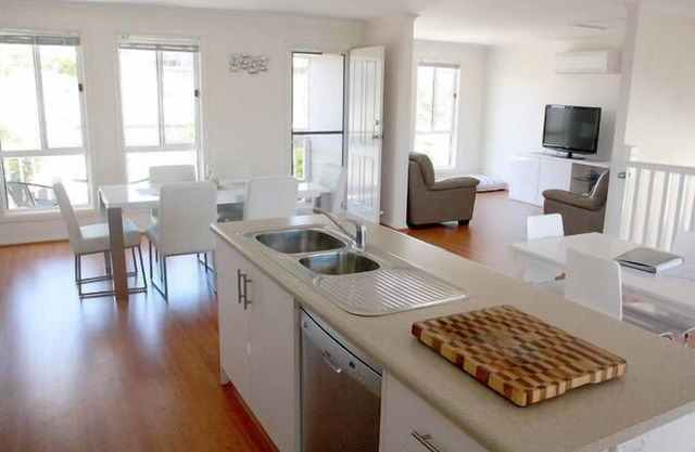 Rocks Retreat - Sleeps 10 Short walk to the beach