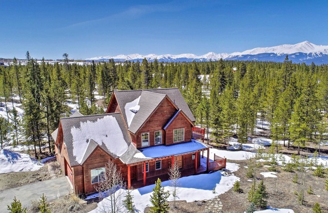 'Rocky Bear Lodge' on 2 Acres Near Turquoise Lake