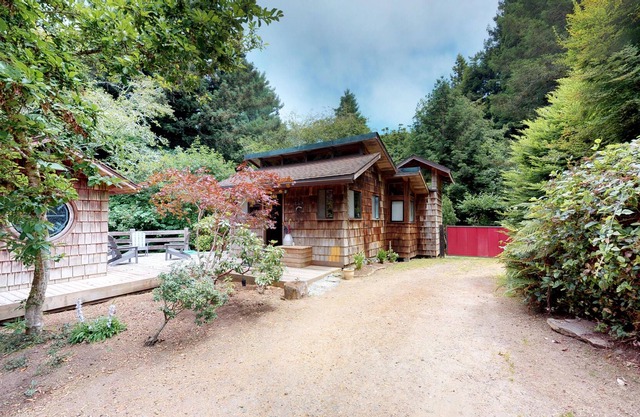 Rocky Creek Cabin ~ Private Wooded Retreat w/Sauna!