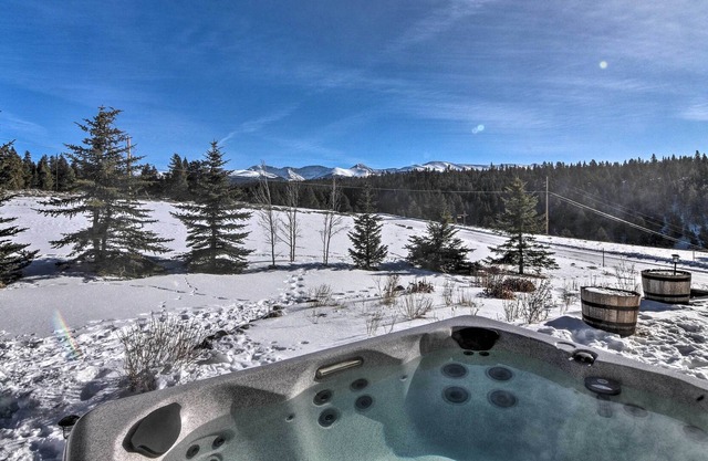 Rocky Mountain Retreat w/ Hot Tub Access & Views!