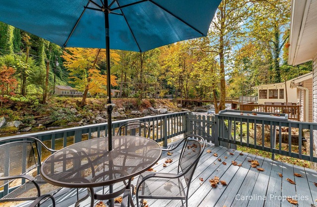 Rocky River Retreat II -Pet Friendly, Riverfront!