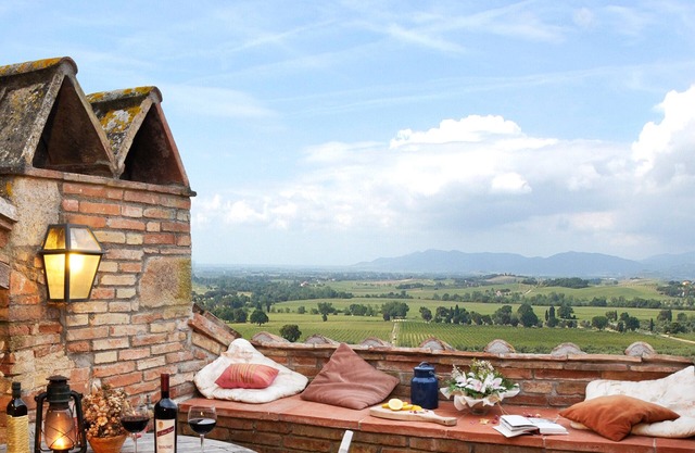 Romantic and Panoramic apartment in historic organic farm, with swimming pool