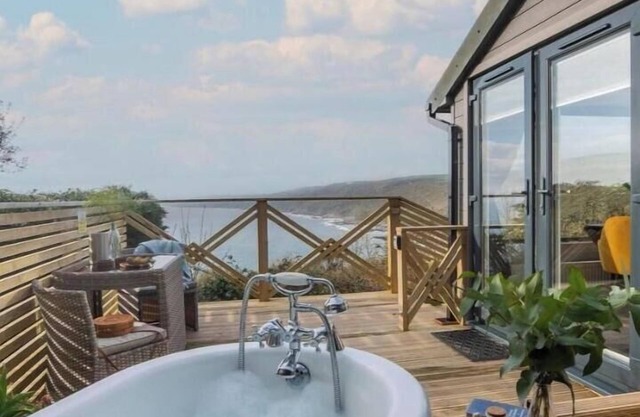 Romantic Cornish Cabin w/outdoor heated bath tub-Sea-Views.Pet friendly-Parking!