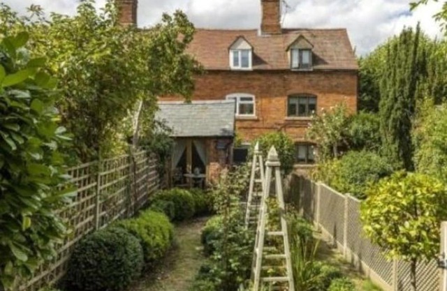 Romantic Cotswold Cottage- dog friendly and village location