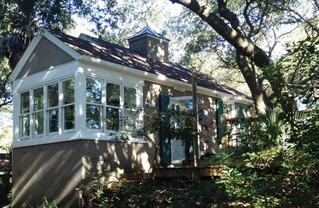 Romantic, cozy cottage nestled amongst live oaks & palms, a block from beach.