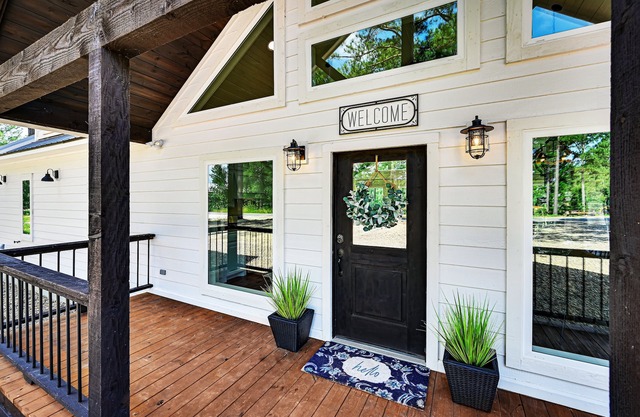 Romantic farmhouse cabin🌲Large mural on back deck🌲Huge swaying pines🌲Hot tub