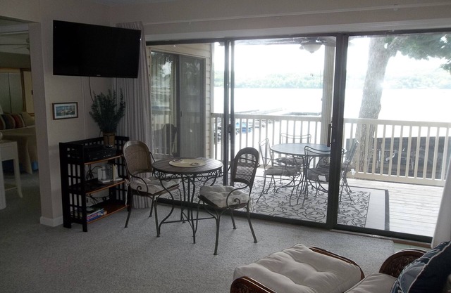 Romantic Get-Away! Close to Water's Edge! Smaller Complex! King Bed!