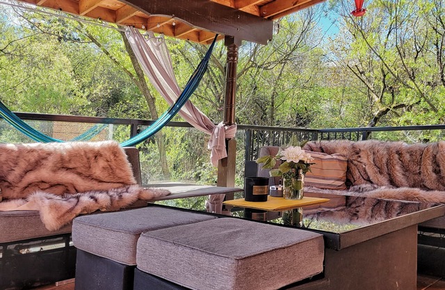 Romantic Getaway/6ft Tub/Private Deck/Housecoats/Fireplace