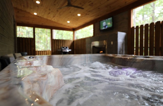 Romantic Getaway - Hot Tub, Private Deck & Fireplaces! Minutes to casino